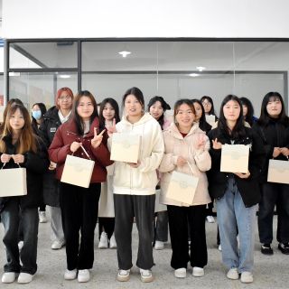 “送你一朵小紅花”！邊鋒開展婦女節(jié)福利贈送活動